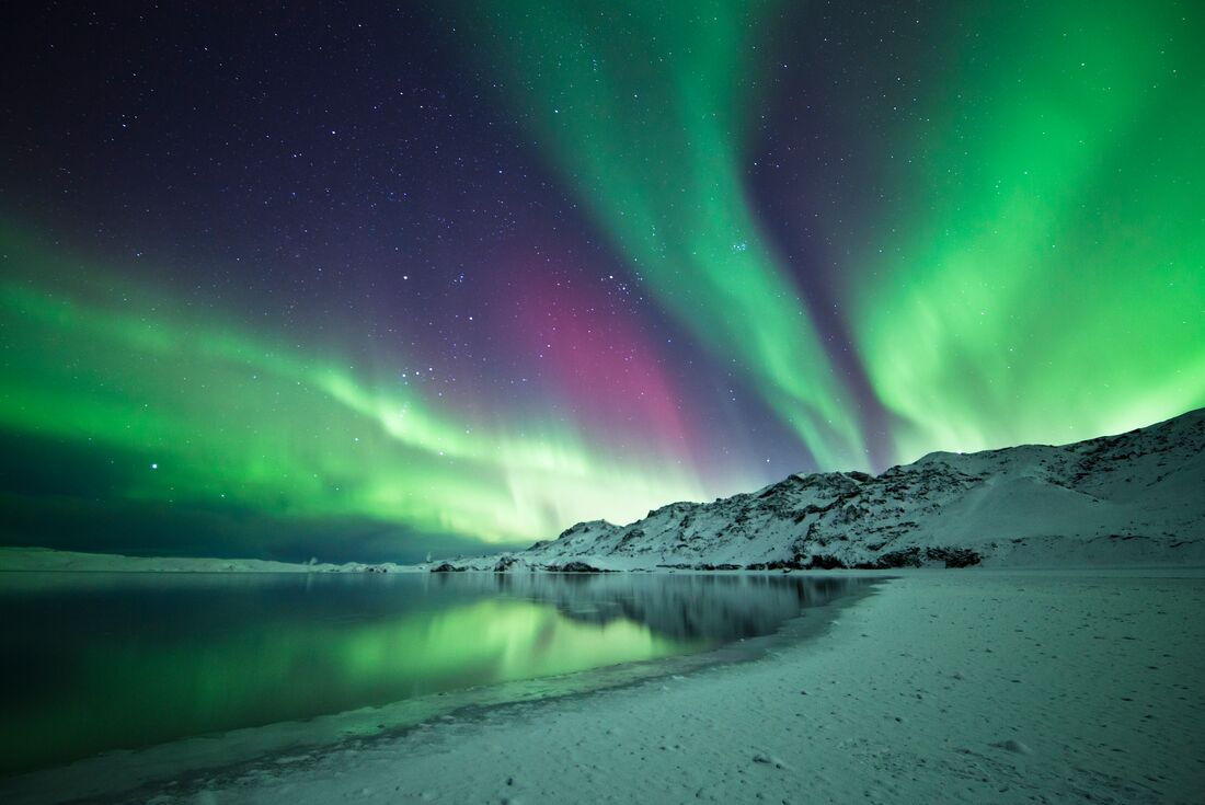 Aurora borealis greenland. Полярное сияние в Гренландии. Aurora Borealis Исландия. Нуук Гренландия Северное сияние. Гренландия Полярная ночь.